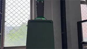 Prueba de tirón del asa de la maleta