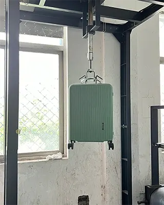 Prueba de resistencia al tirón del asa de la maleta