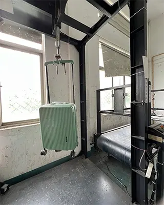 Prueba del sistema de asa de la maleta