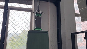 Prueba de tirón del asa de la maleta