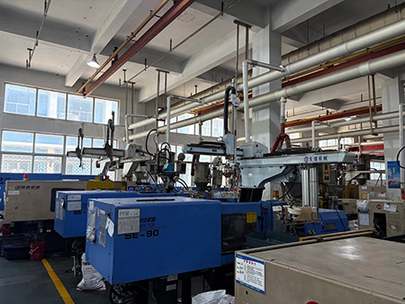 Taller de moldeo por inyección (Producción de componentes para equipaje)