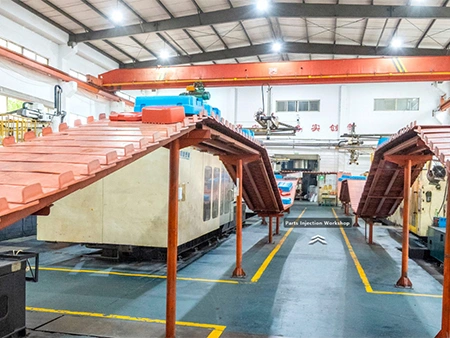 Taller principal de moldeo por inyección (Producción y transporte de carcasas de equipaje)