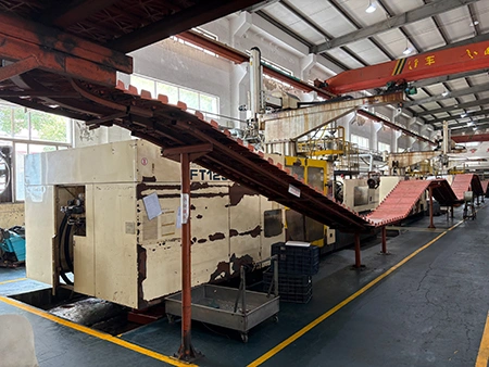 Taller principal de moldeo por inyección (Producción y transporte de carcasas de equipaje)