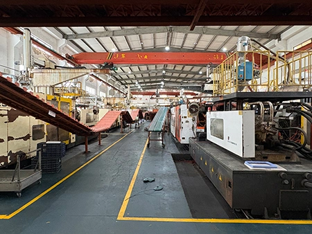 Taller principal de moldeo por inyección (Producción y transporte de carcasas de equipaje)