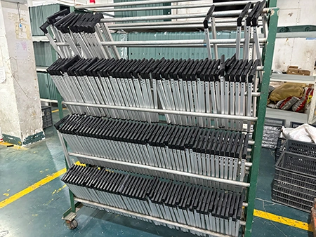 Taller de accesorios (Asas telescópicas y fijas, ruedas)